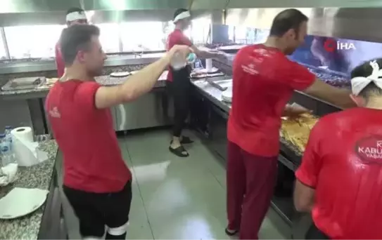 Kebapçılar sıcak havada böyle serinledi