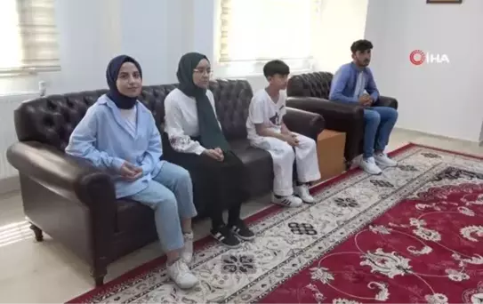 Vali Gündüzöz, YKS ve LGS'de dereceye giren öğrencileri ödüllendirdi