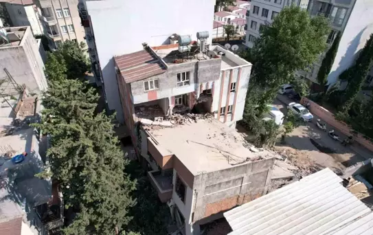 Adıyaman'da Deprem Sonucu Ağır Hasarlı Bina Hafif Hasarlı Bina Üzerine Devrildi