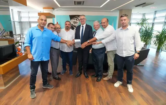 İzmirli Gazetecilerden Sosyal Sorumluluk Projesi: 'Nerede Haber Orada Biz' Kitabı