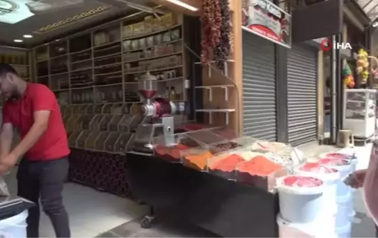 Antakya'nın tarihi Uzun Çarşı'sı esnafın açılmasıyla tekrar canlanıyor