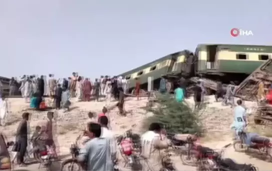 Pakistan'da tren raydan çıktı: 22 ölü