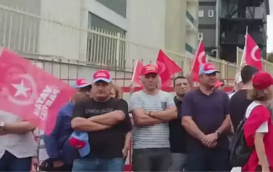 Tekgıda-İş Sendikası, Eker Süt Fabrikası'nın işten çıkardığı işçileri protesto etti