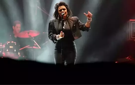 Konsere damga vuran olay! Sela okunduğunu duyunca ara verip selaya eşlik etmeye çalıştı
