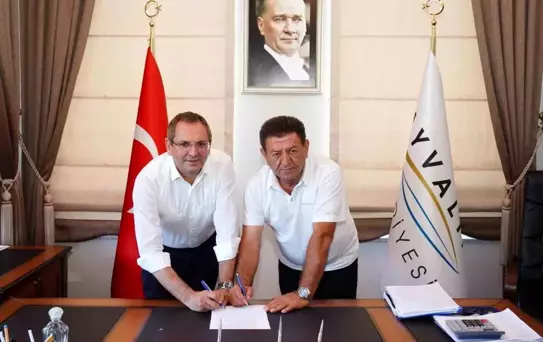 Ayvalık Belediyesi ile Balıkesir Belediye-İş Sendikası arasında ek protokol imzalandı