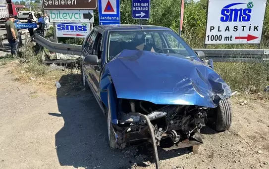 Samsun'da Hafif Ticari Araç Otomobile Çarptı: 1'i Ağır 8 Kişi Yaralandı