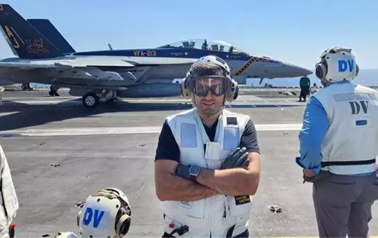 Selçuk Bayraktar, dünyanın en büyük uçak gemisinde inceleme yaptı