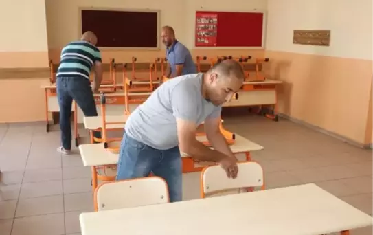 Müdür, iş elbiselerini giyip, okulunun temizlik, bakım ve onarımını yaptı