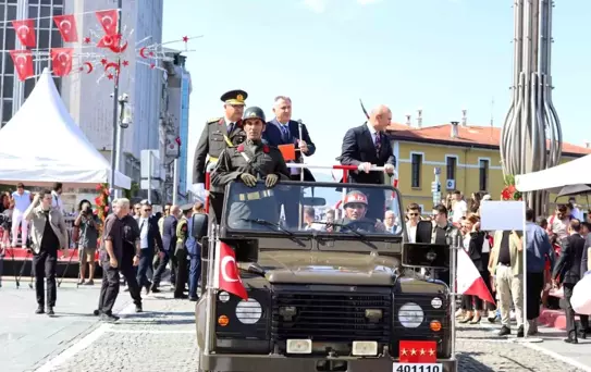 İzmir'de 30 Ağustos Zafer Bayramı coşkuyla kutlandı