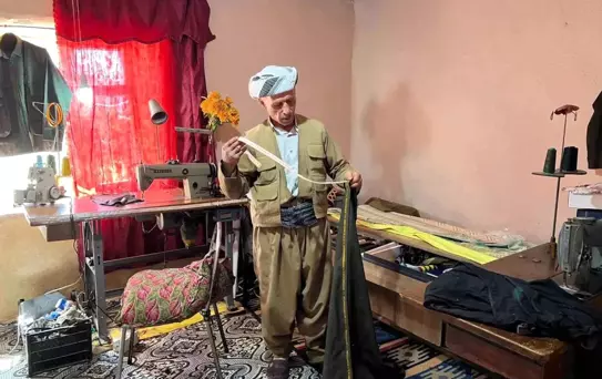 Hakkari'de terzilik yapan Mevlüt Özer, yöresel elbiseleriyle dikkat çekiyor