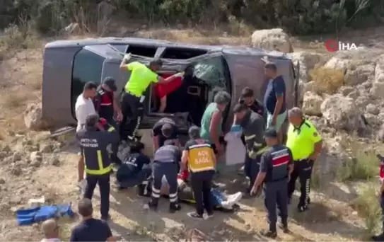 Virajı Alamayan Otomobil Uçuruma Yuvarlandı
