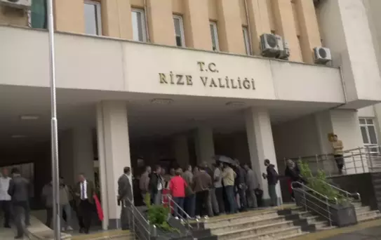 İyi Parti Rize İl Teşkilatı, Valilik Önünde Açıklama Yaptı: 'Sözde Eğitim ya da Barınma Merkezlerine, Bırakın Müsamaha Gösterilmesini, Derhal...