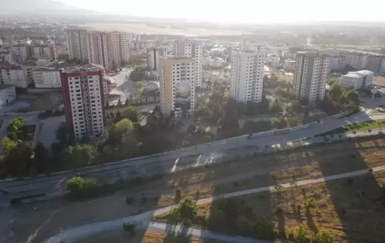 Malatya'da ağır hasarlı binalar patlatma yöntemiyle yıkıldı