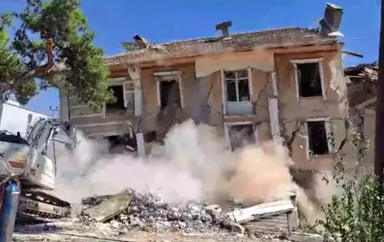 Hatay Dörtyol Hükümet Konağı Kontrollü Şekilde Yıkıldı