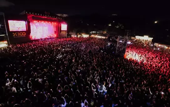 Mor ve Ötesi, KüçükÇiftlik Park'ta Sahne Aldı