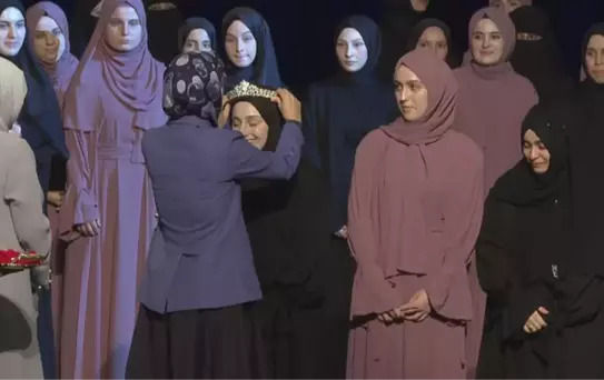 TÜRGEV Yönetim Kurulu Üyesi Esra Albayrak, hafızlık eğitimini başarıyla tamamlayan öğrencilere taçlarını takarak belgelerini sundu