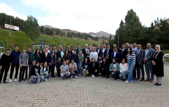 Erzurum'da YSG sınavında ilk 5 bine giren öğrenciler piknik yaptı