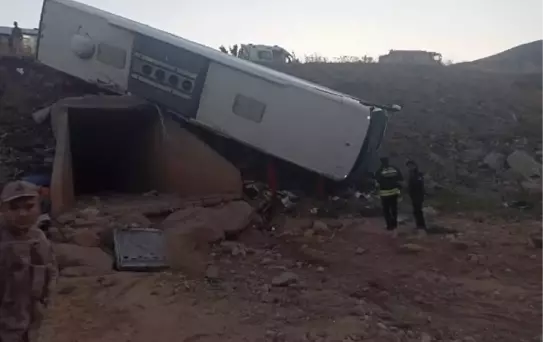 Erzurum'da yolcu otobüsü şarampole devrildi: 3 ölü, 21 yaralı