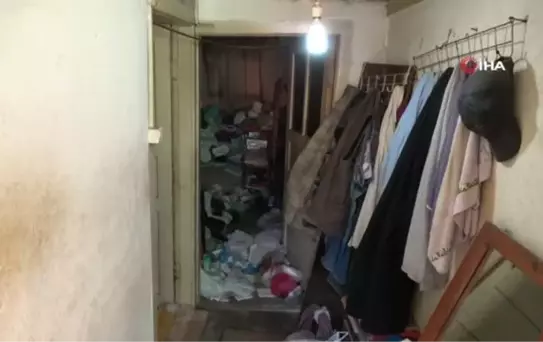 8 yıldır çöp biriktiriyor... Yalnız yaşayan kadının evinden 2 kamyon çöp çıkartıldı