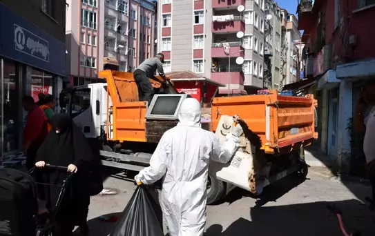 Samsun'da atık biriktirilen ev temizlendi