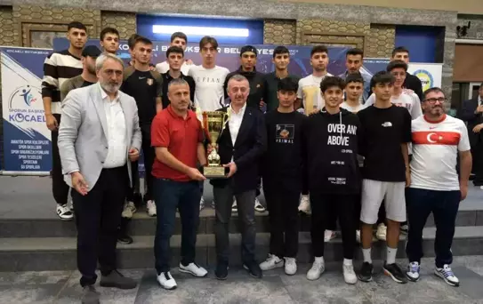 Kocaeli'de Amatör Futbol Şampiyonlarına Kupa Töreni