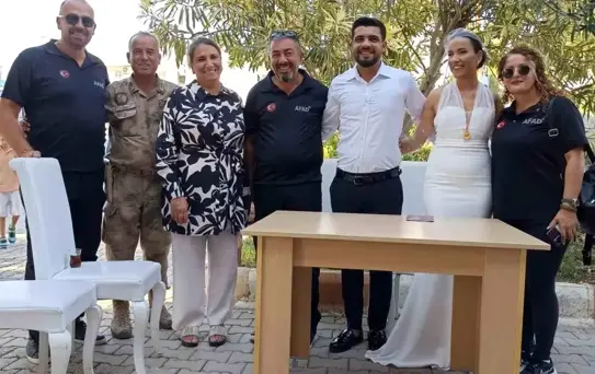 AFAD Görevlileri Depremzede Çiftin Nikah Şahidi Oldu