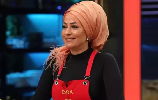 Abartılı makyajlarıyla tanınan MasterChef Esra, ilk kez doğal haliyle kamera karşısına geçti