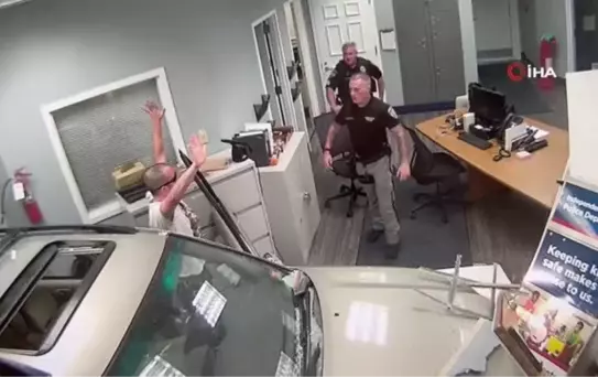 ABD'de bir sürücü aracıyla polis karakoluna daldı