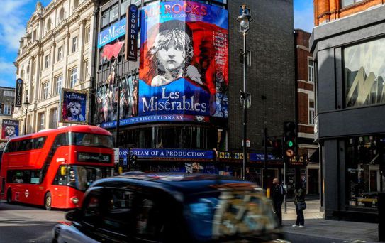 Londra'da iklim eylemcileri Les Misérables müzikalini protesto etti