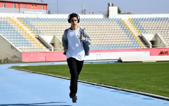 Görme Engelli Yüzücü Cemre Demirdağ, Uluslararası Şampiyonalara Hazırlanıyor