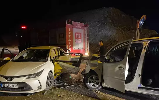 Siverek'te Hafif Ticari Araç ile Otomobil Çarpıştı: 11 Yaralı