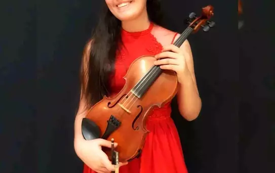 Antalyalı Öğrenci Elif Eroğlu, Moskova'da Dostluk İçin Keman Çaldı