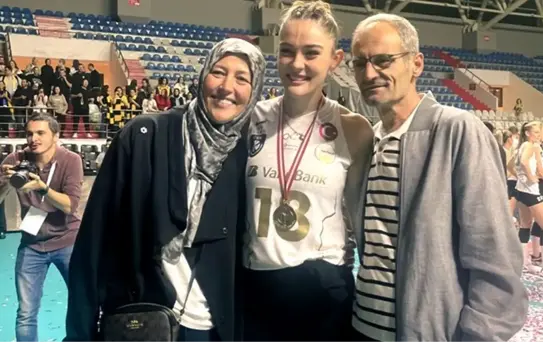 Zehra Güneş'in ailesiyle pozu olay oldu! Herkes babası için aynı yorumu yapıyor