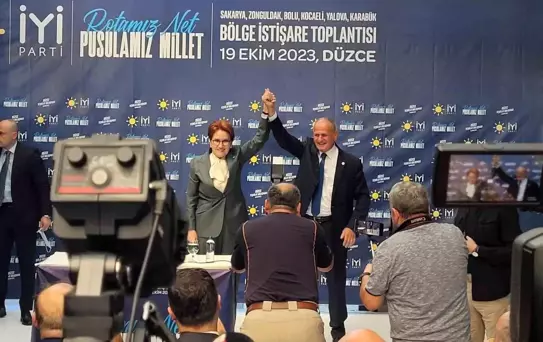 Meral Akşener, Düzce'de Belediye Başkan Adaylarını Tanıttı