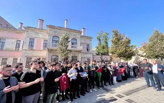 İstanbul Üniversitesi İlahiyat Fakültesi Öğrencileri Filistin'e Destek Çağrısı Yaptı