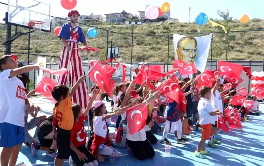 Hatay'da Cumhuriyet'in 100. yılı kutlamalarında depremzede çocuklar eğlendi