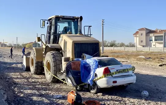 Aksaray'da park halindeki iş makinesine çarpan otomobilin sürücüsü hayatını kaybetti