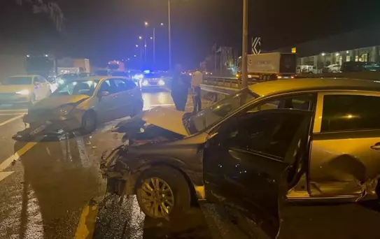 Gebze'de Otomobil Çarpışması: 3 Kişi Yaralandı