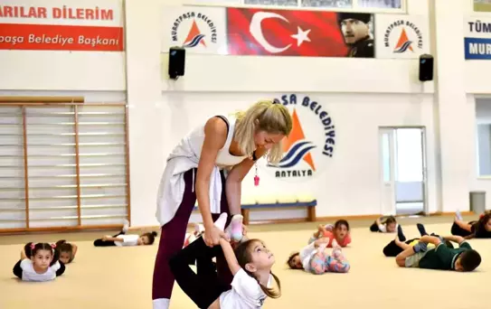 Muratpaşa Belediyesi'nin Ücretsiz Cimnastik Kursuyla Çocuklar Telefonu Bırakıp Derse Koşuyor