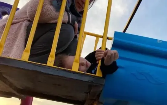 Iğdır'da Parkta Sıkışan Küçük Kız İtfaiye Tarafından Kurtarıldı