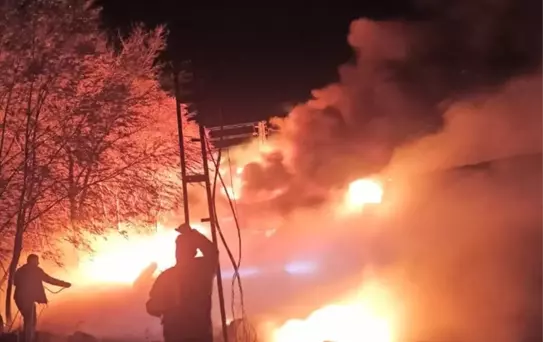 Sivas'ta çıkan yangında park halindeki tır kullanılamaz hale geldi