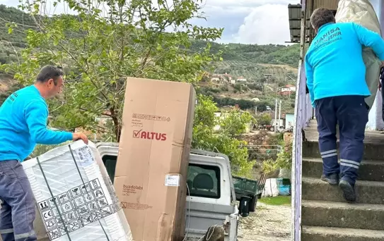 Manisa Büyükşehir Belediyesi, yangında eşyalarını kaybeden aileye yardım eli uzattı
