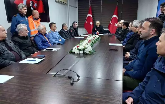 İçişleri Bakanı Yerlikaya, Zonguldak'ın Karadeniz Ereğli ilçesinde mendireğe çarpan yük gemisinin battığını ve 12 Türk mürettebat ile irtibat...