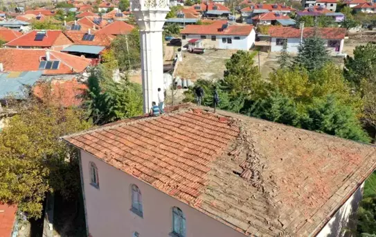 Isparta Belediyesi, Körküler köyündeki caminin çatısını yeniledi