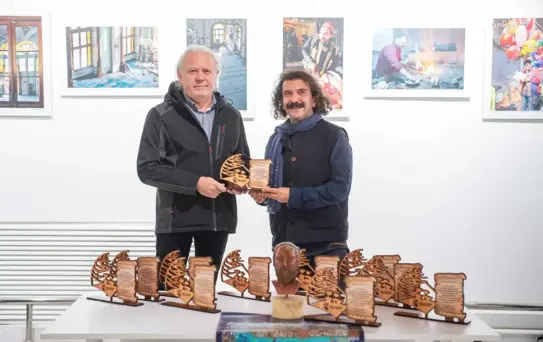 Tarihi Kemeraltı Çarşısı'na teşekkür plaketi