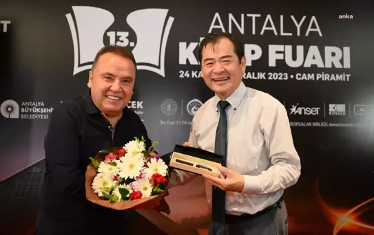 Antalya Konyaaltı Kitap Fuarı'nda Kitapseverler Uzun Kuyruklar Oluşturdu