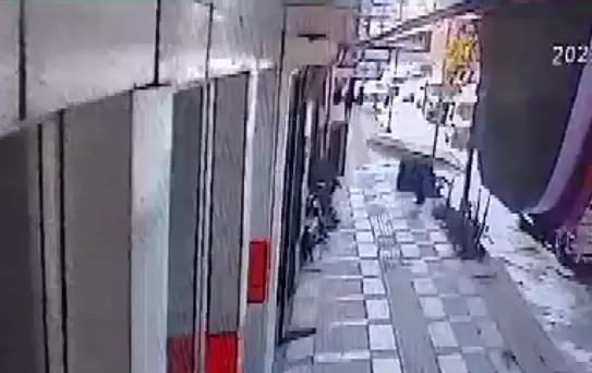 Şanlıurfa'da Kamyonun Çarptığı Tabela Vatandaşın Üstüne Düştü
