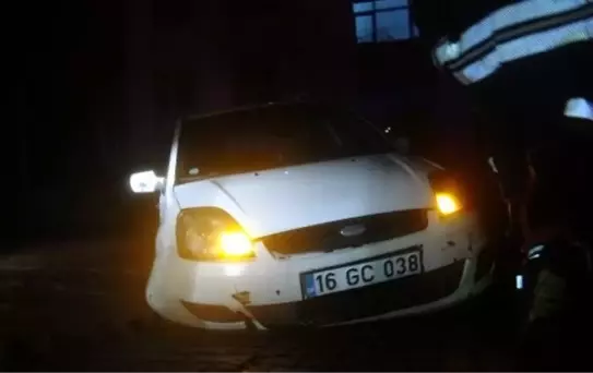 Avcılar'da çukura düşen otomobildeki kadın yaralandı
