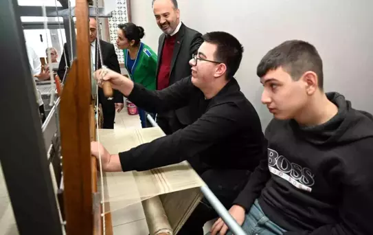 Bursa Büyükşehir Belediye Başkanı Alinur Aktaş, özel öğrencilerle buluştu