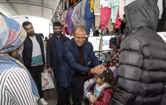 Mersin Büyükşehir Belediye Başkanı Vahap Seçer, Akkent Mahallesi semt pazarında halkla buluştu